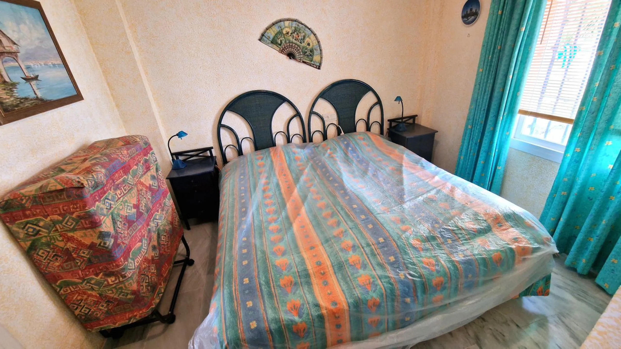 This two bedroom duplex apartment is in a great location close to the beach in Riviera del Sol, Mijas Costa. Located close to the Málaga airport (30minutes), the Málaga City (40minutes) and only about 20minutes to Marbella City. Upstairs you find two bedr