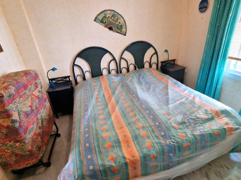 This two bedroom duplex apartment is in a great location close to the beach in Riviera del Sol, Mijas Costa. Located close to the Málaga airport (30minutes), the Málaga City (40minutes) and only about 20minutes to Marbella City. Upstairs you find two bedr