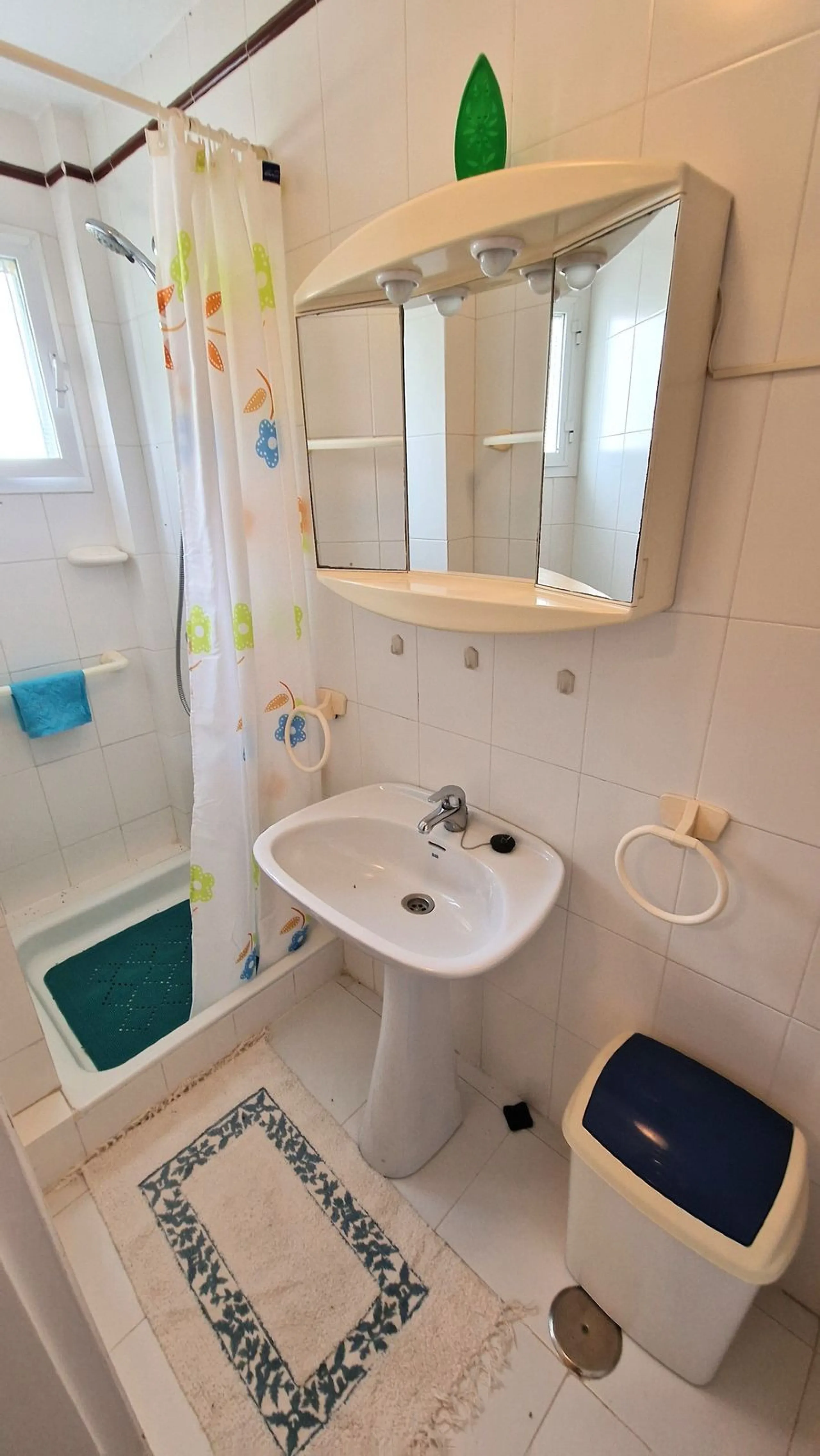 This two bedroom duplex apartment is in a great location close to the beach in Riviera del Sol, Mijas Costa. Located close to the Málaga airport (30minutes), the Málaga City (40minutes) and only about 20minutes to Marbella City. Upstairs you find two bedr