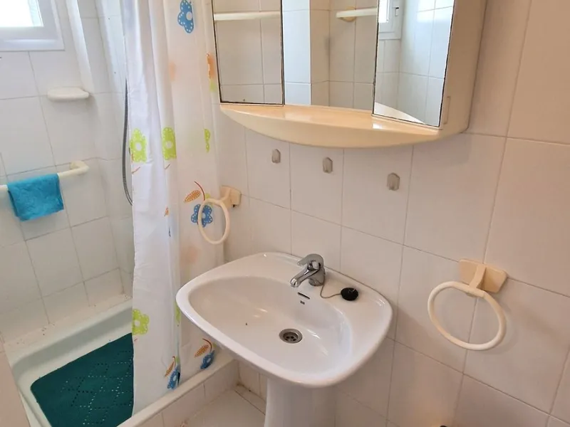 This two bedroom duplex apartment is in a great location close to the beach in Riviera del Sol, Mijas Costa. Located close to the Málaga airport (30minutes), the Málaga City (40minutes) and only about 20minutes to Marbella City. Upstairs you find two bedr