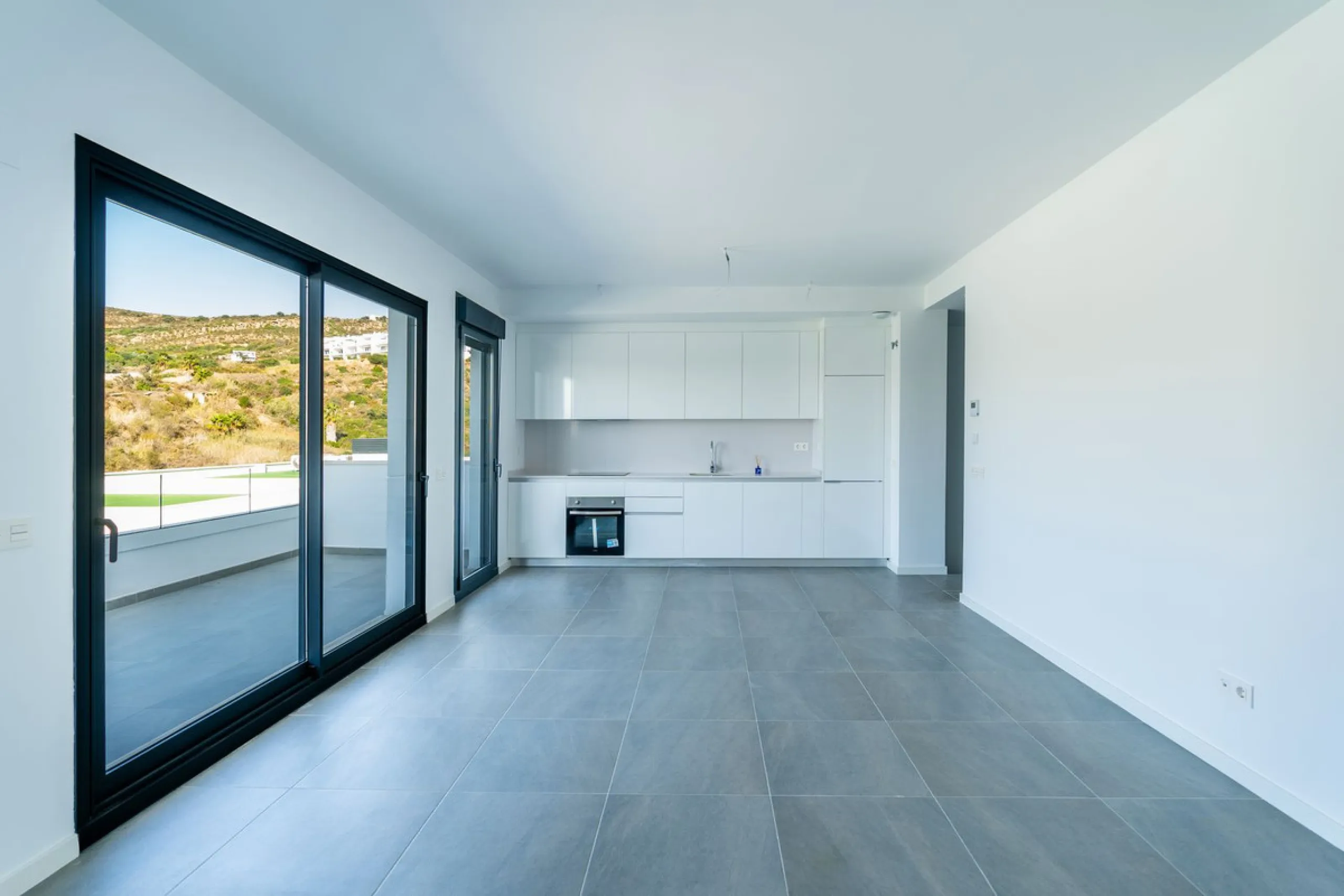 Blue View Heights is an exclusive and elegant development of 46 semi-detached family homes. Contemporary in style, situated in a privileged location, integrated into nature and offering spectacular views of the sea, the Strait of Gibraltar, and Africa.