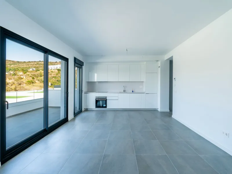 Blue View Heights is an exclusive and elegant development of 46 semi-detached family homes. Contemporary in style, situated in a privileged location, integrated into nature and offering spectacular views of the sea, the Strait of Gibraltar, and Africa.
