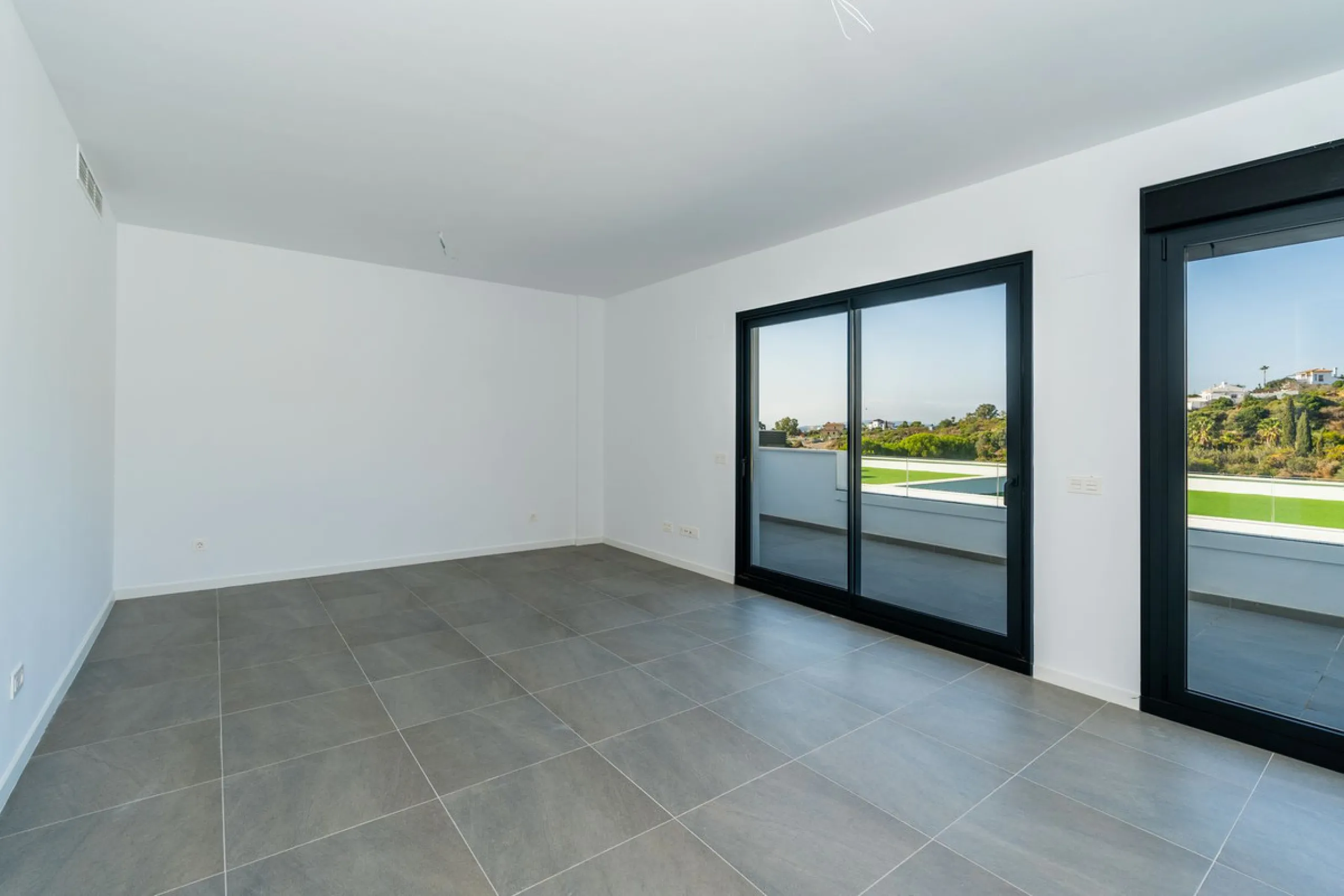 Blue View Heights is an exclusive and elegant development of 46 semi-detached family homes. Contemporary in style, situated in a privileged location, integrated into nature and offering spectacular views of the sea, the Strait of Gibraltar, and Africa.