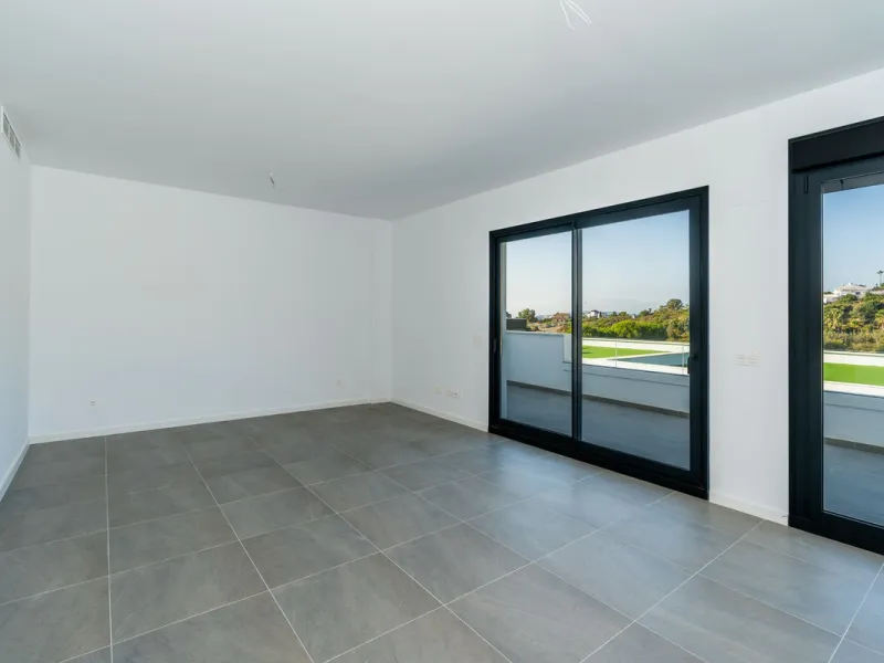 Blue View Heights is an exclusive and elegant development of 46 semi-detached family homes. Contemporary in style, situated in a privileged location, integrated into nature and offering spectacular views of the sea, the Strait of Gibraltar, and Africa.