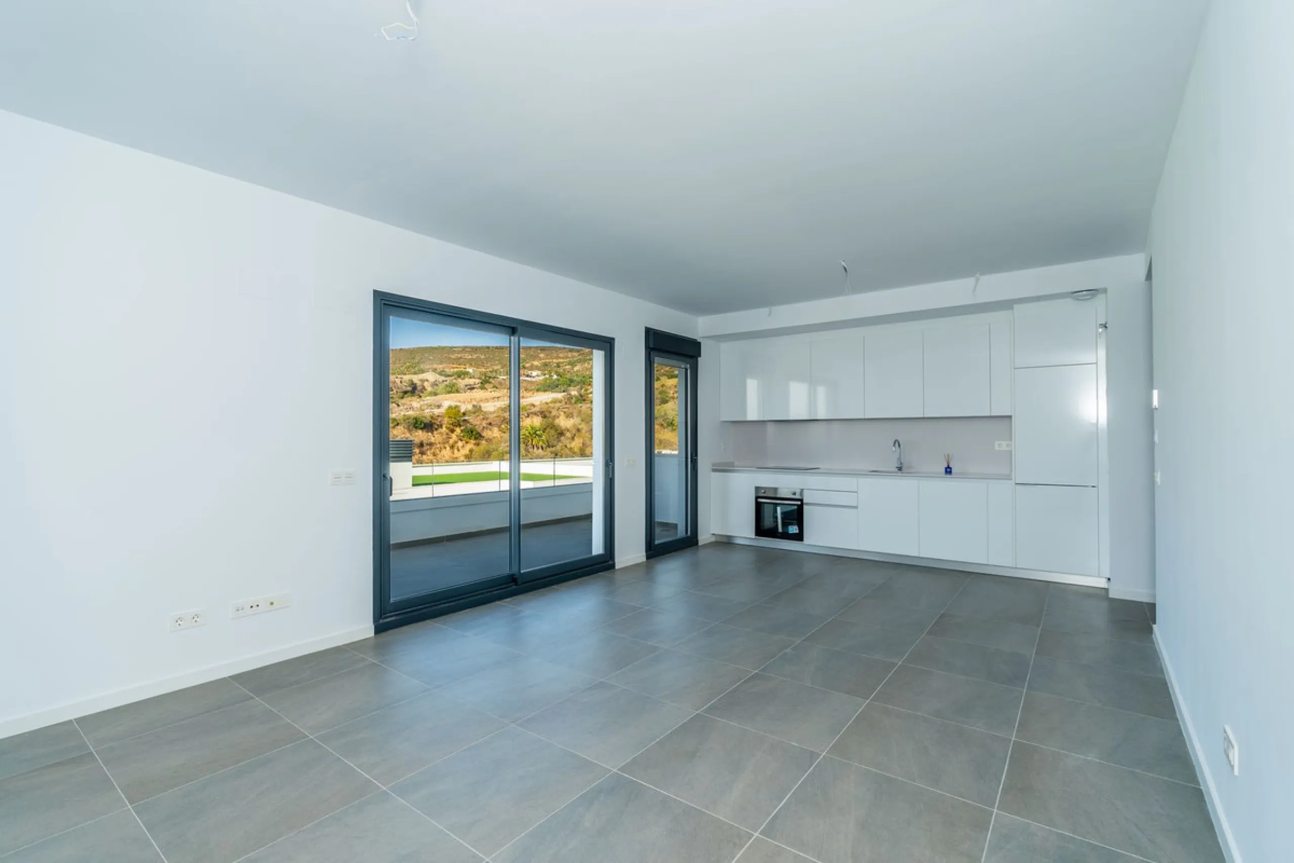 Blue View Heights is an exclusive and elegant development of 46 semi-detached family homes. Contemporary in style, situated in a privileged location, integrated into nature and offering spectacular views of the sea, the Strait of Gibraltar, and Africa.
