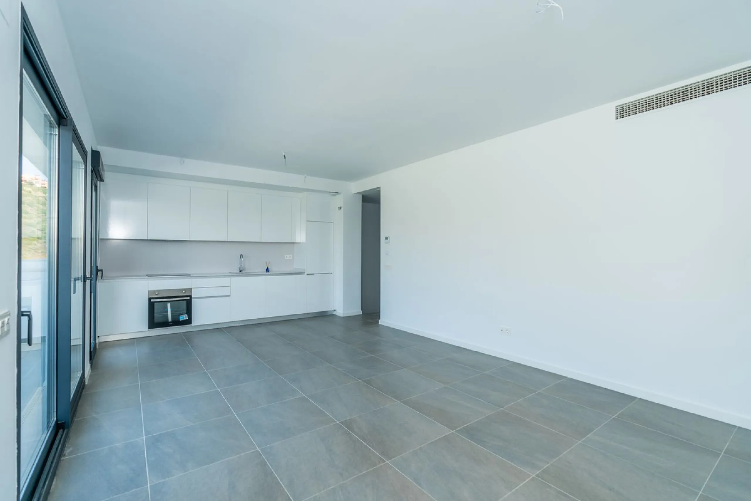 Blue View Heights is an exclusive and elegant development of 46 semi-detached family homes. Contemporary in style, situated in a privileged location, integrated into nature and offering spectacular views of the sea, the Strait of Gibraltar, and Africa.