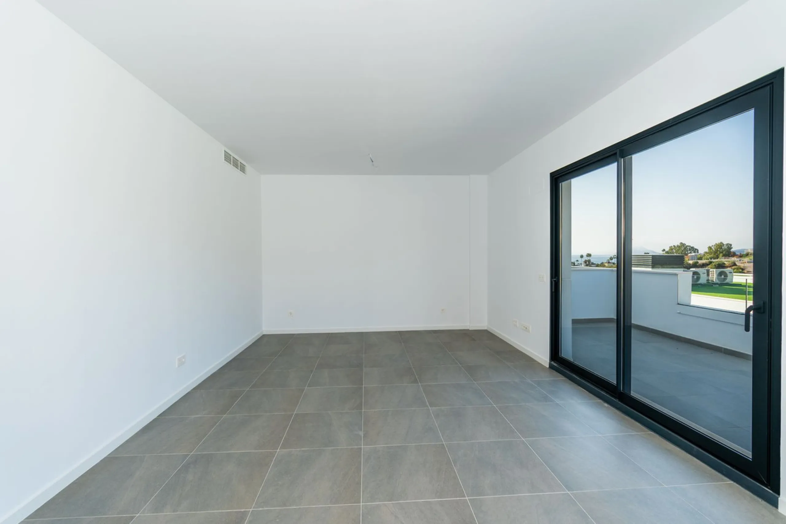 Blue View Heights is an exclusive and elegant development of 46 semi-detached family homes. Contemporary in style, situated in a privileged location, integrated into nature and offering spectacular views of the sea, the Strait of Gibraltar, and Africa.