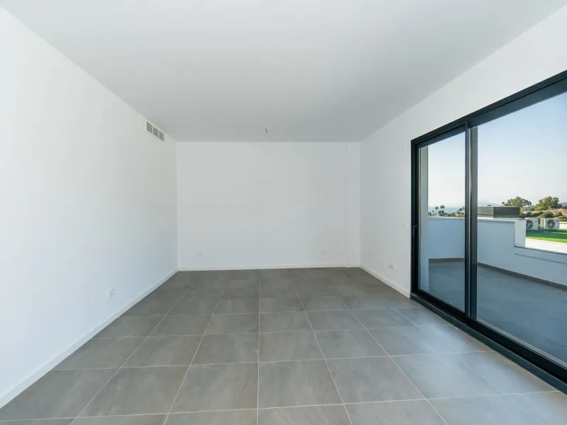Blue View Heights is an exclusive and elegant development of 46 semi-detached family homes. Contemporary in style, situated in a privileged location, integrated into nature and offering spectacular views of the sea, the Strait of Gibraltar, and Africa.