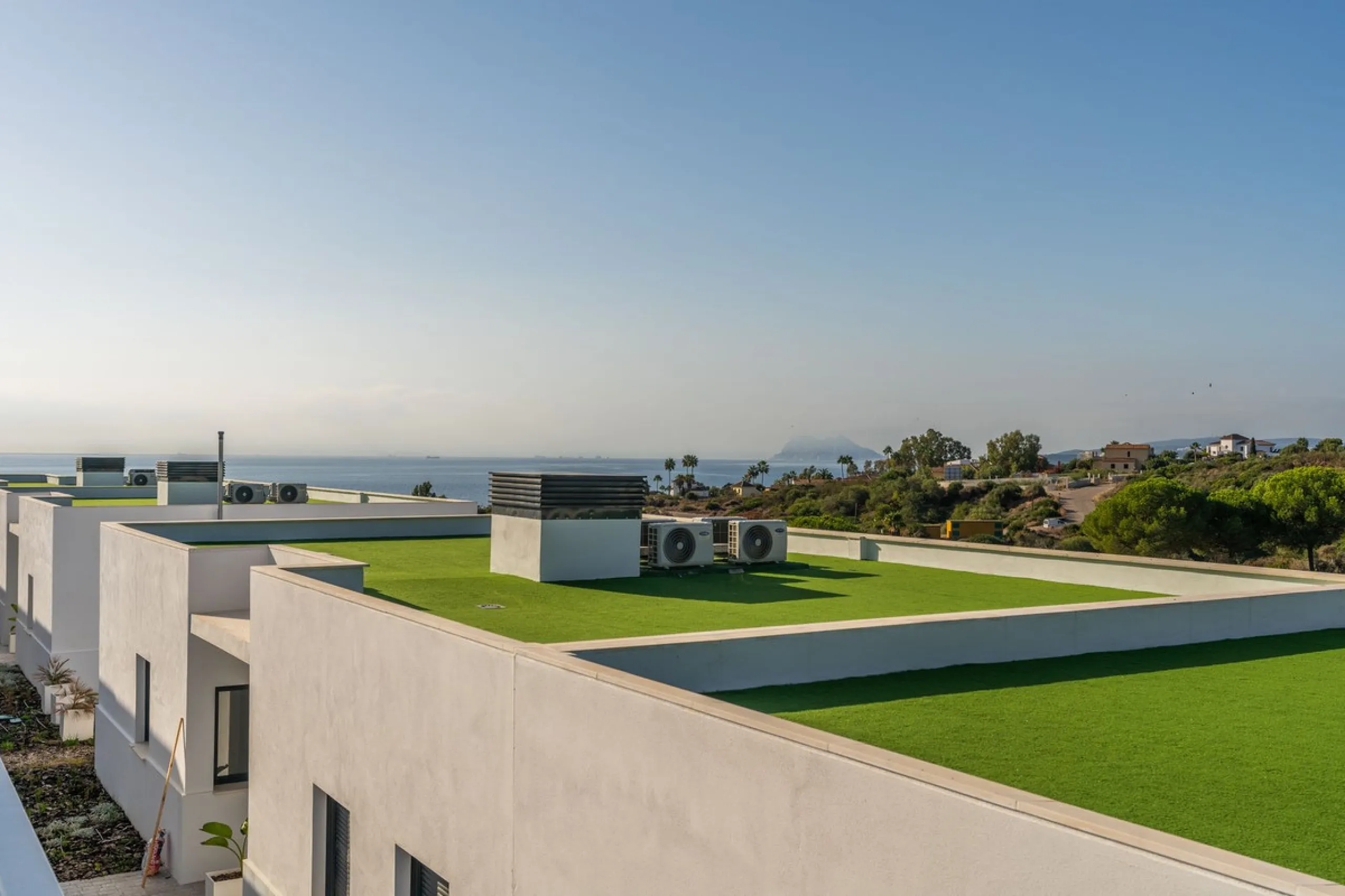 Blue View Heights is an exclusive and elegant development of 46 semi-detached family homes. Contemporary in style, situated in a privileged location, integrated into nature and offering spectacular views of the sea, the Strait of Gibraltar, and Africa.