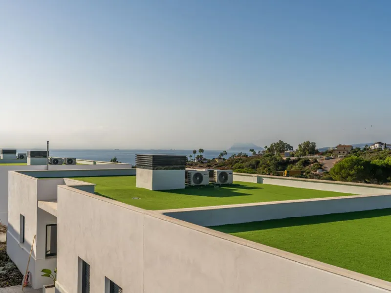 Blue View Heights is an exclusive and elegant development of 46 semi-detached family homes. Contemporary in style, situated in a privileged location, integrated into nature and offering spectacular views of the sea, the Strait of Gibraltar, and Africa.
