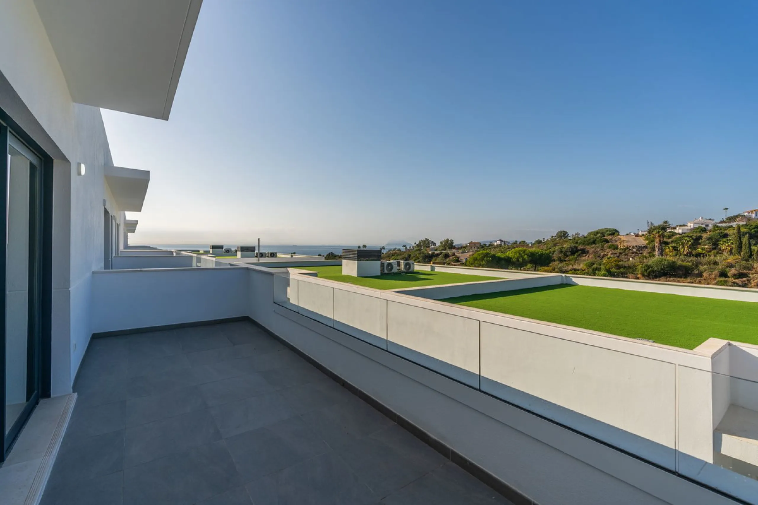 Blue View Heights is an exclusive and elegant development of 46 semi-detached family homes. Contemporary in style, situated in a privileged location, integrated into nature and offering spectacular views of the sea, the Strait of Gibraltar, and Africa.