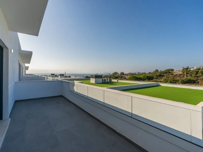 Blue View Heights is an exclusive and elegant development of 46 semi-detached family homes. Contemporary in style, situated in a privileged location, integrated into nature and offering spectacular views of the sea, the Strait of Gibraltar, and Africa.