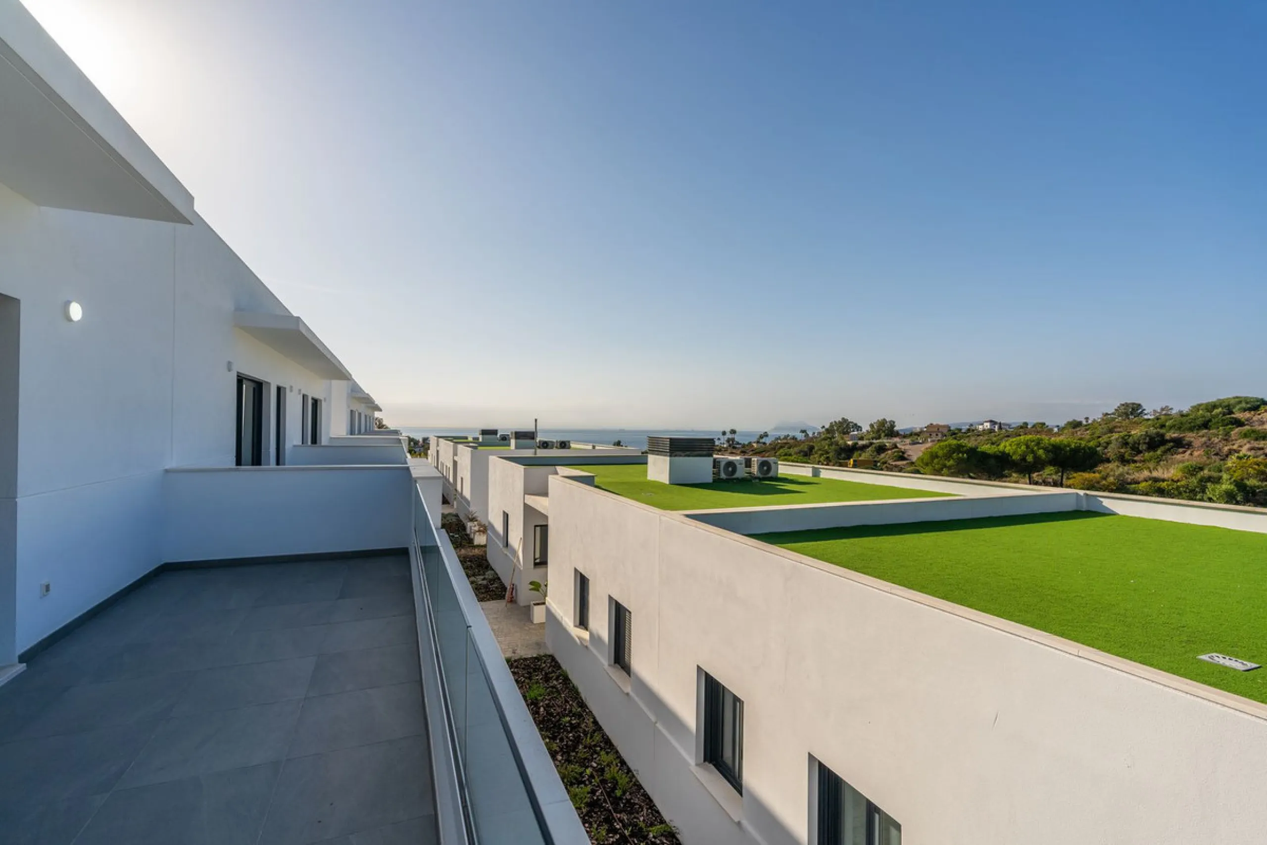 Blue View Heights is an exclusive and elegant development of 46 semi-detached family homes. Contemporary in style, situated in a privileged location, integrated into nature and offering spectacular views of the sea, the Strait of Gibraltar, and Africa.
