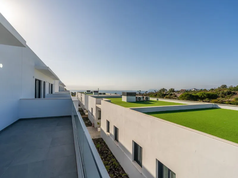 Blue View Heights is an exclusive and elegant development of 46 semi-detached family homes. Contemporary in style, situated in a privileged location, integrated into nature and offering spectacular views of the sea, the Strait of Gibraltar, and Africa.