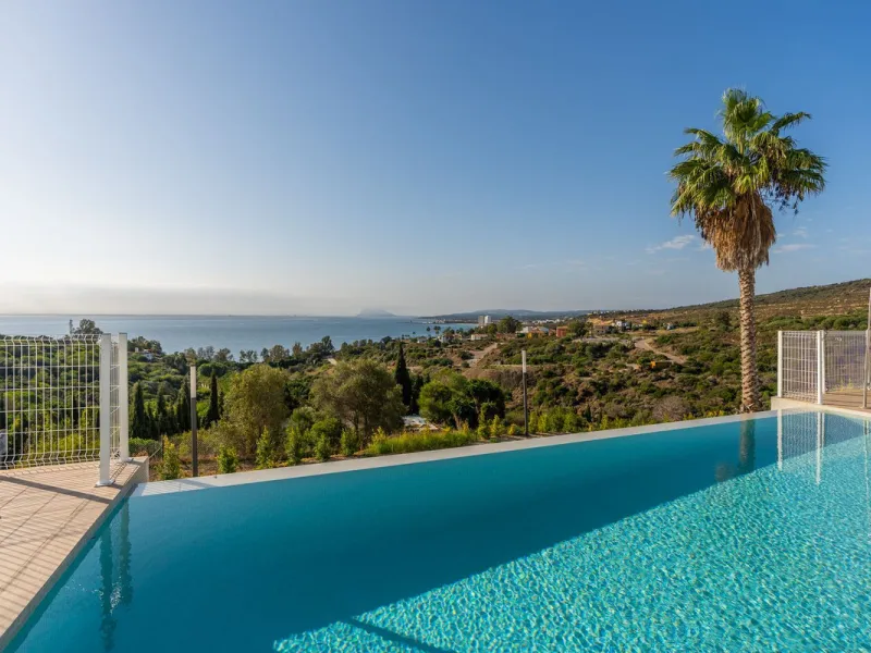 Blue View Heights is an exclusive and elegant development of 46 semi-detached family homes. Contemporary in style, situated in a privileged location, integrated into nature and offering spectacular views of the sea, the Strait of Gibraltar, and Africa.