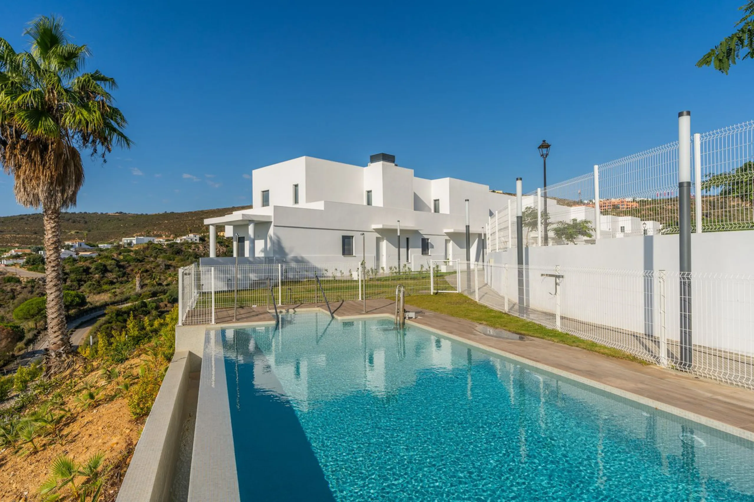 Blue View Heights is an exclusive and elegant development of 46 semi-detached family homes. Contemporary in style, situated in a privileged location, integrated into nature and offering spectacular views of the sea, the Strait of Gibraltar, and Africa.