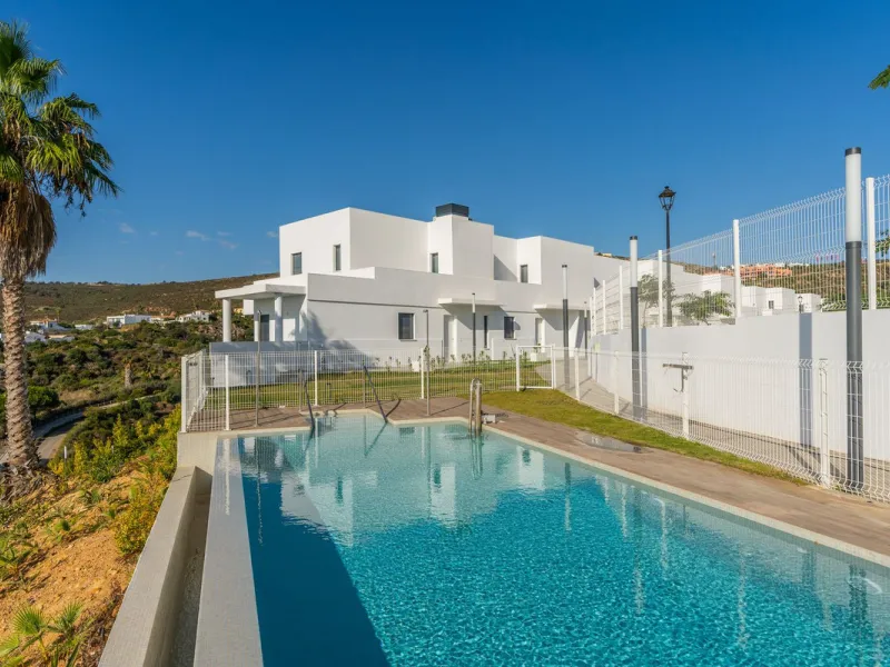 Blue View Heights is an exclusive and elegant development of 46 semi-detached family homes. Contemporary in style, situated in a privileged location, integrated into nature and offering spectacular views of the sea, the Strait of Gibraltar, and Africa.