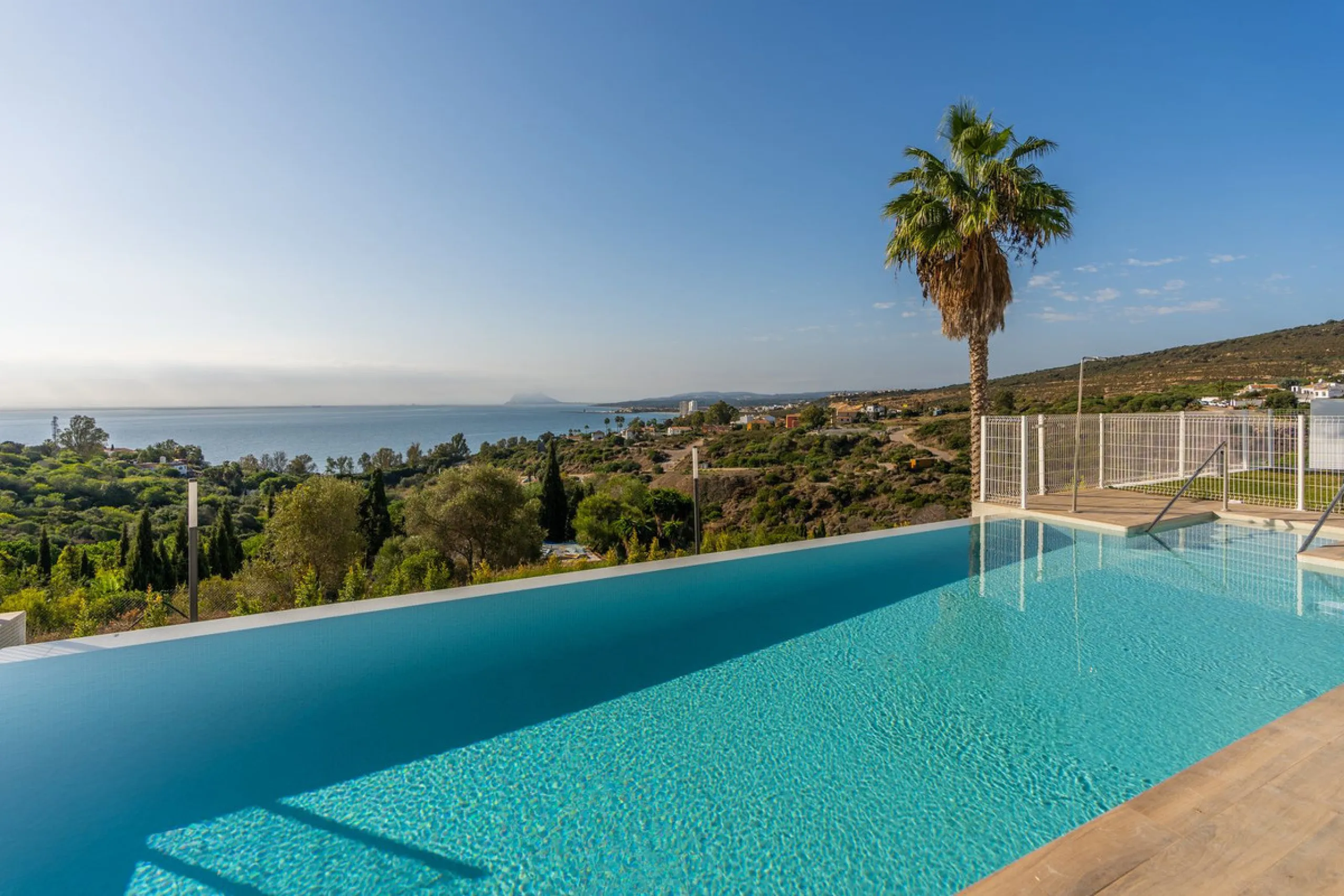 Blue View Heights is an exclusive and elegant development of 46 semi-detached family homes. Contemporary in style, situated in a privileged location, integrated into nature and offering spectacular views of the sea, the Strait of Gibraltar, and Africa.