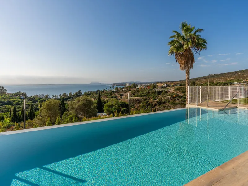 Blue View Heights is an exclusive and elegant development of 46 semi-detached family homes. Contemporary in style, situated in a privileged location, integrated into nature and offering spectacular views of the sea, the Strait of Gibraltar, and Africa.