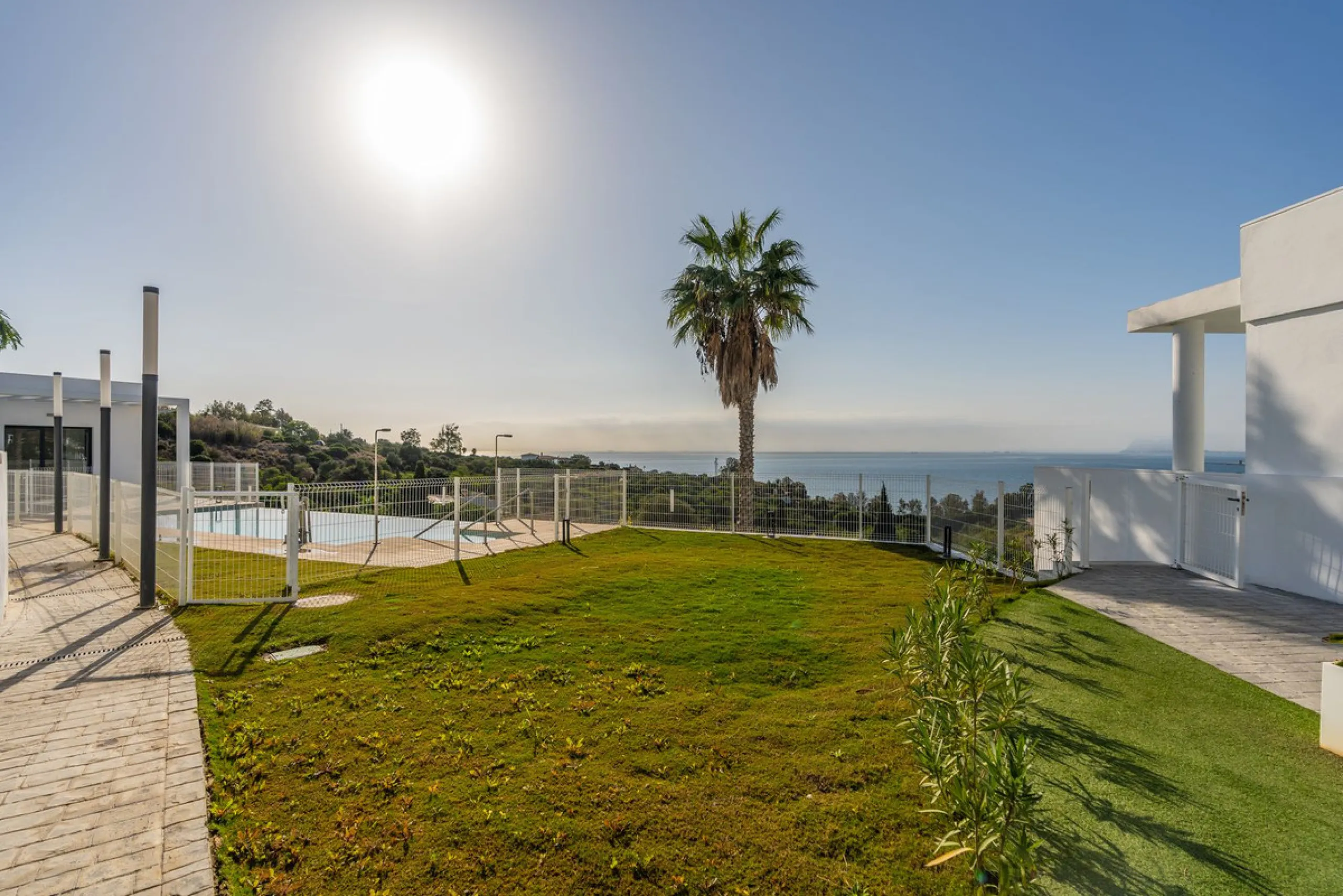 Blue View Heights is an exclusive and elegant development of 46 semi-detached family homes. Contemporary in style, situated in a privileged location, integrated into nature and offering spectacular views of the sea, the Strait of Gibraltar, and Africa.