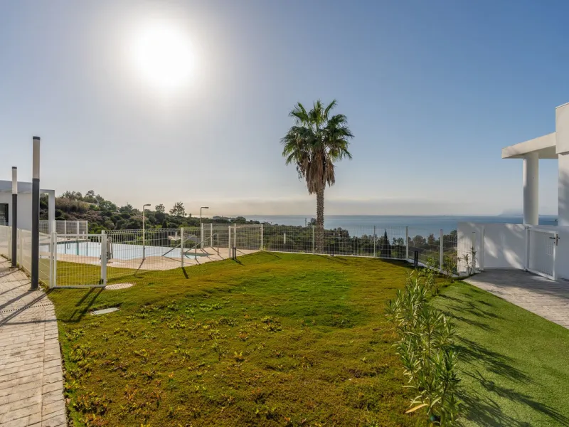 Blue View Heights is an exclusive and elegant development of 46 semi-detached family homes. Contemporary in style, situated in a privileged location, integrated into nature and offering spectacular views of the sea, the Strait of Gibraltar, and Africa.