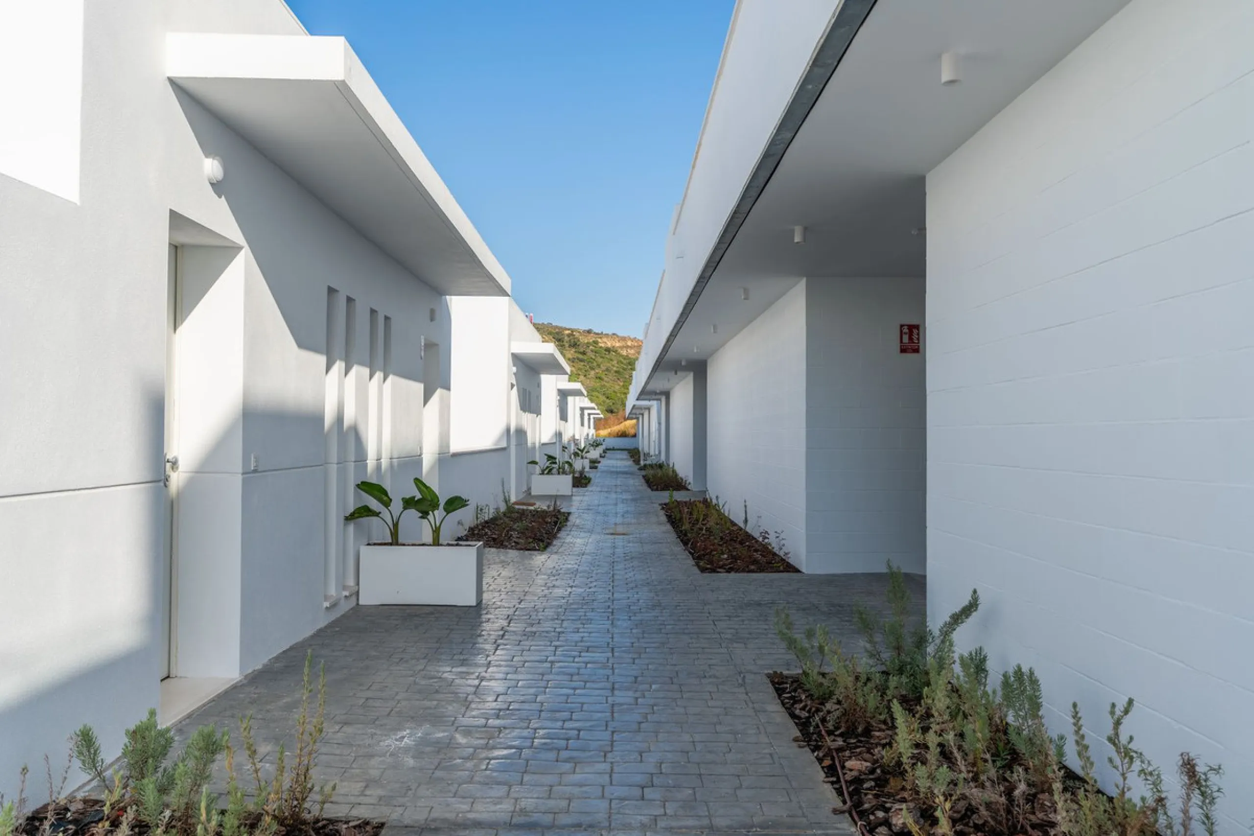 Blue View Heights is an exclusive and elegant development of 46 semi-detached family homes. Contemporary in style, situated in a privileged location, integrated into nature and offering spectacular views of the sea, the Strait of Gibraltar, and Africa.