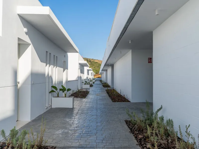 Blue View Heights is an exclusive and elegant development of 46 semi-detached family homes. Contemporary in style, situated in a privileged location, integrated into nature and offering spectacular views of the sea, the Strait of Gibraltar, and Africa.