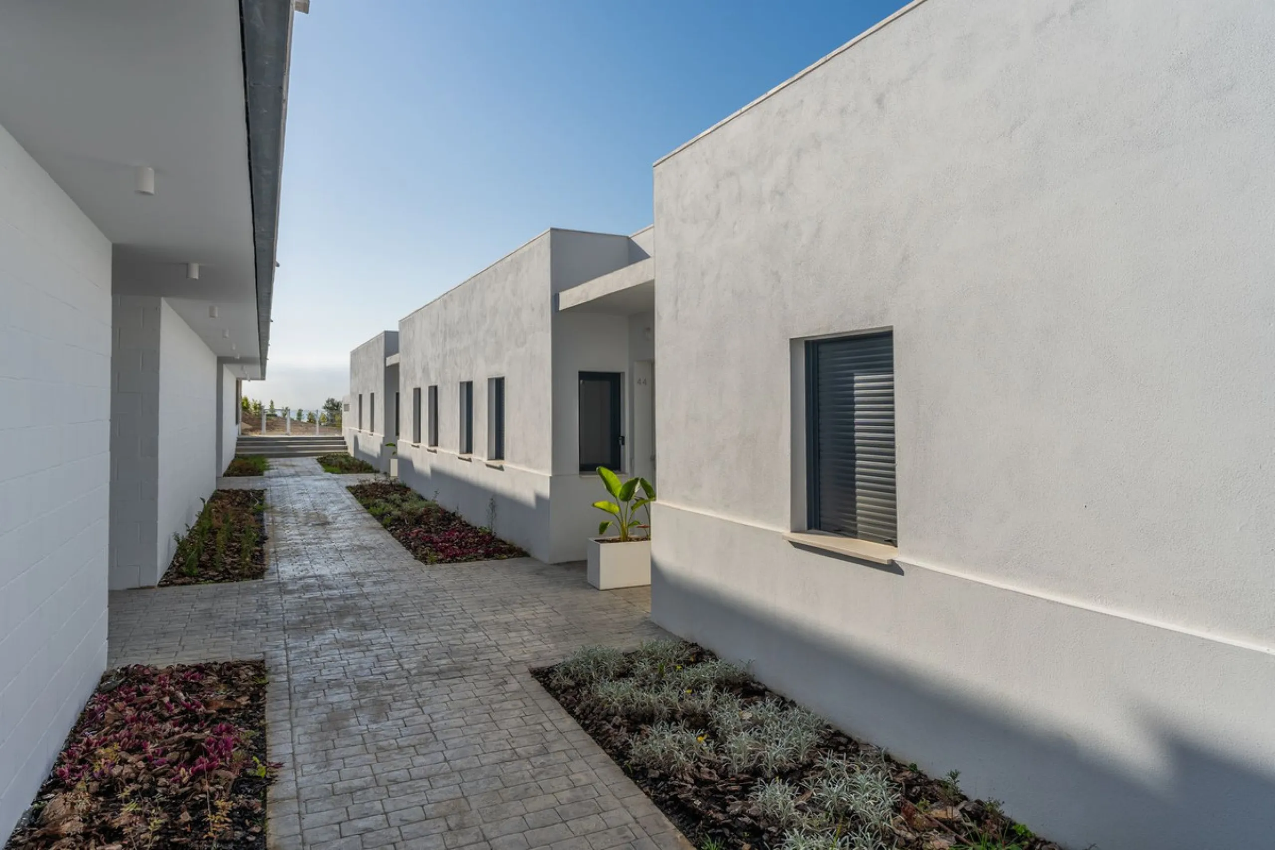 Blue View Heights is an exclusive and elegant development of 46 semi-detached family homes. Contemporary in style, situated in a privileged location, integrated into nature and offering spectacular views of the sea, the Strait of Gibraltar, and Africa.