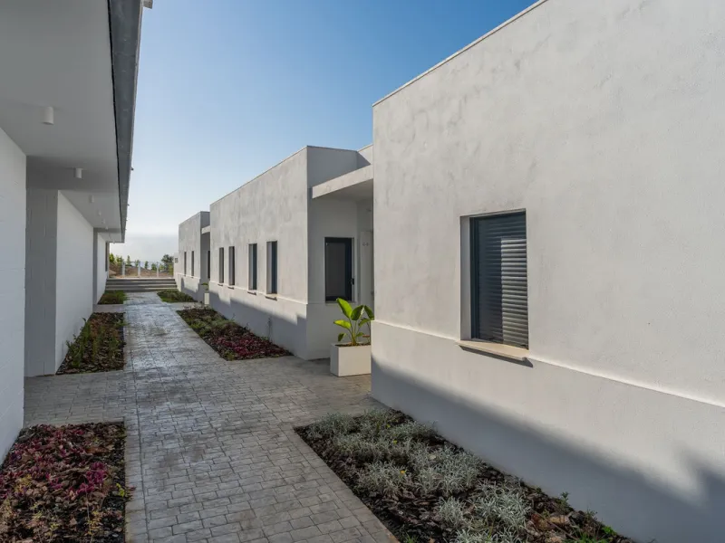Blue View Heights is an exclusive and elegant development of 46 semi-detached family homes. Contemporary in style, situated in a privileged location, integrated into nature and offering spectacular views of the sea, the Strait of Gibraltar, and Africa.