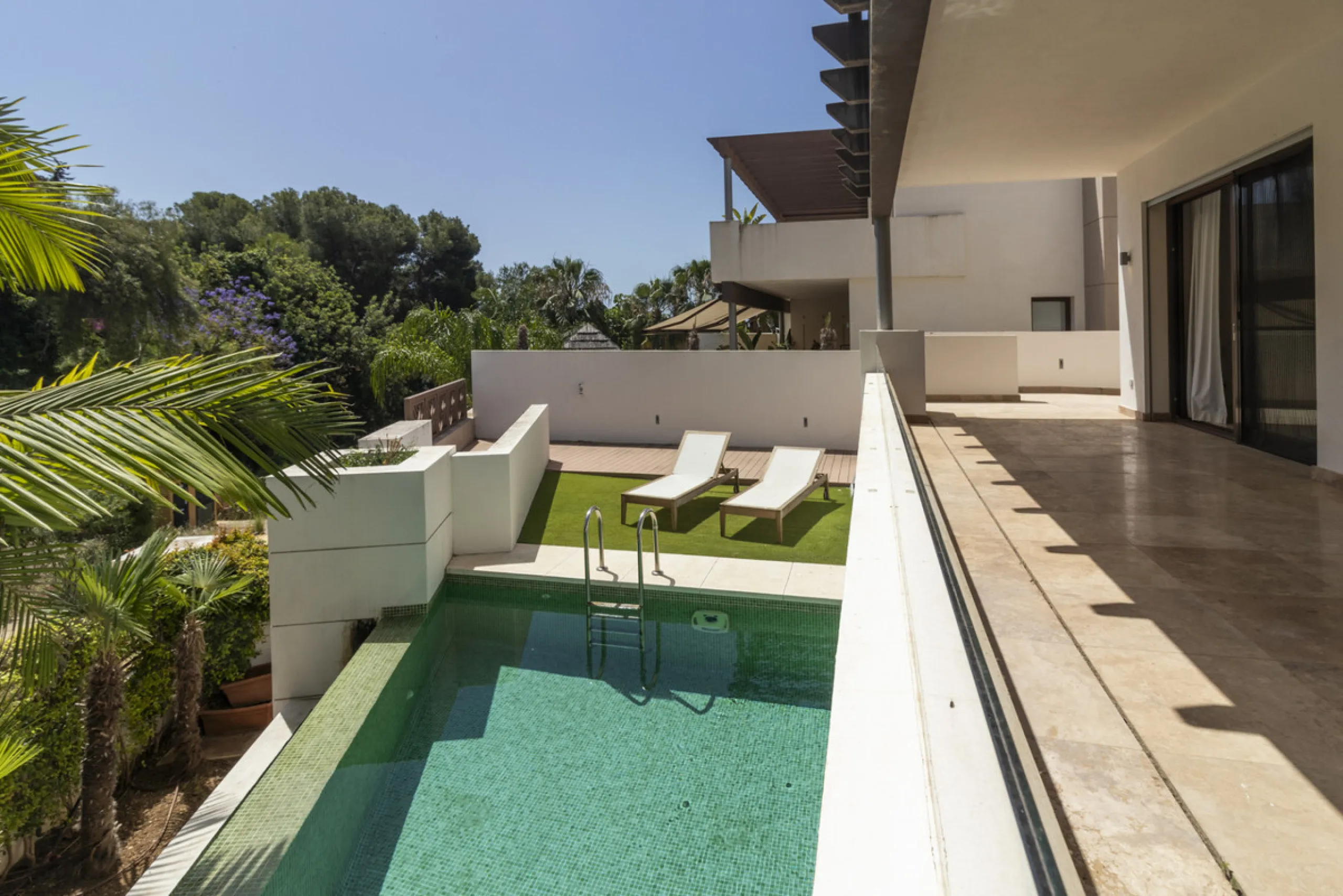 House with private pool in a fully enclosed urbanization with only 5 houses, in the center of Marbella.