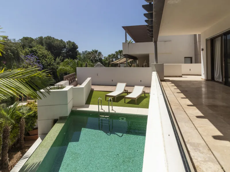 House with private pool in a fully enclosed urbanization with only 5 houses, in the center of Marbella.