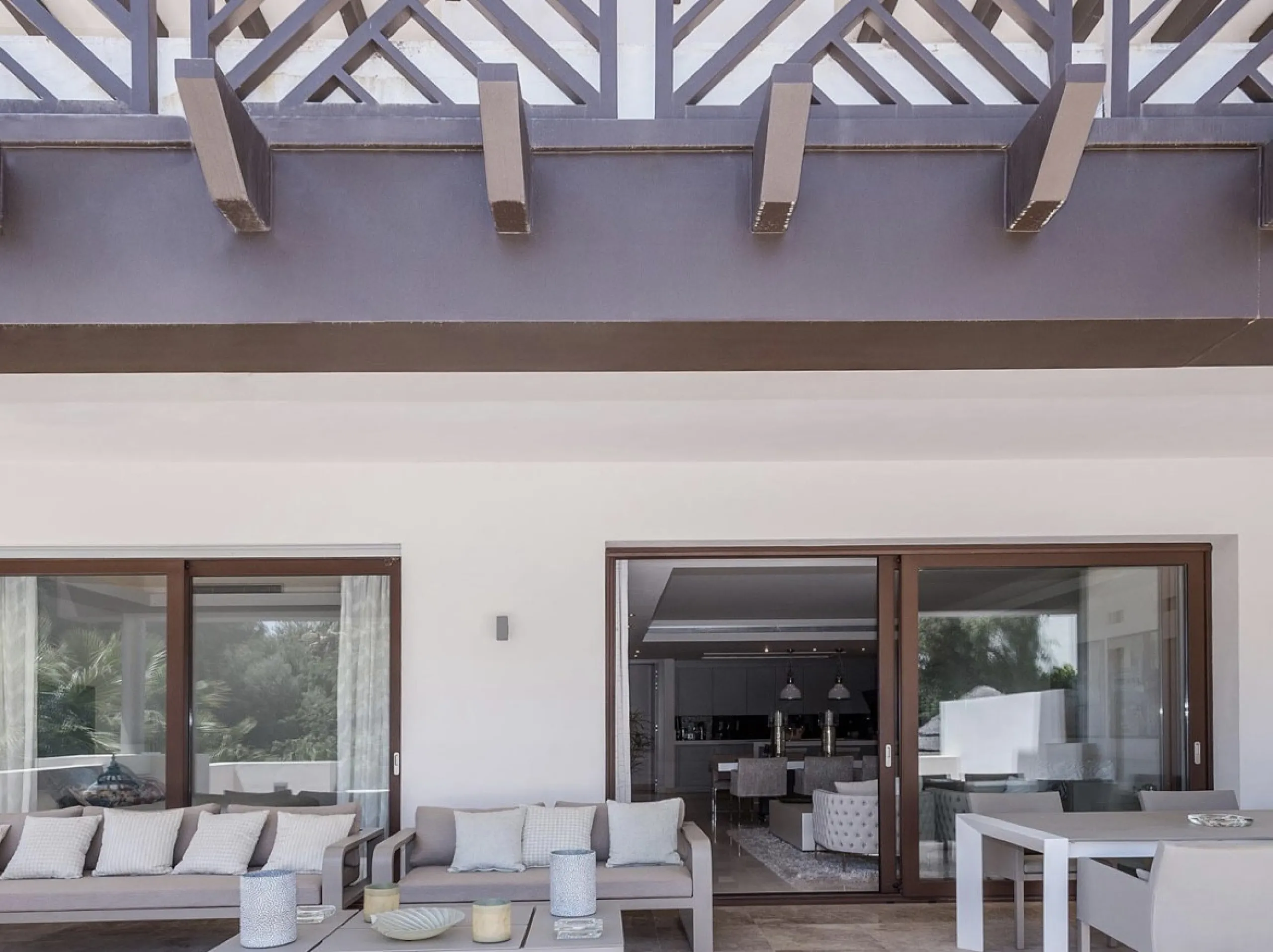 House with private pool in a fully enclosed urbanization with only 5 houses, in the center of Marbella.