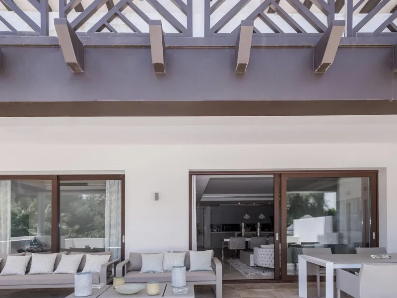 House with private pool in a fully enclosed urbanization with only 5 houses, in the center of Marbella.