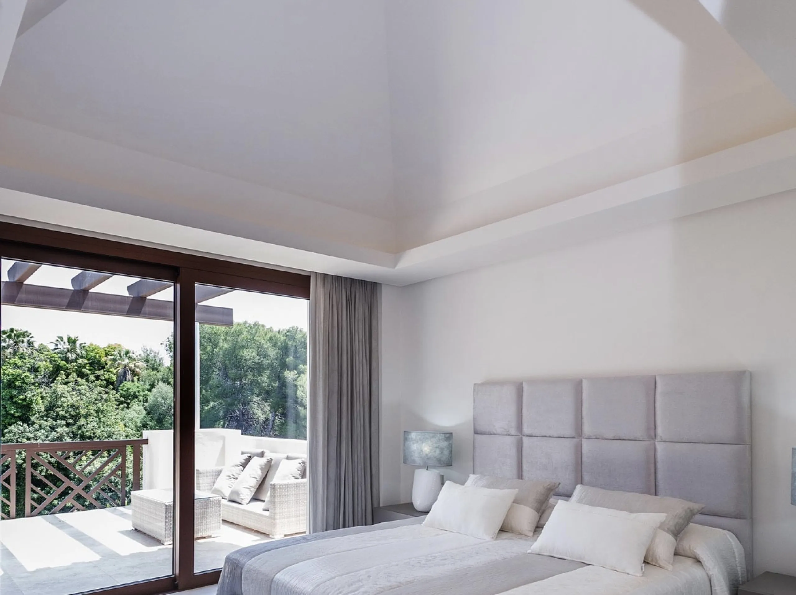 House with private pool in a fully enclosed urbanization with only 5 houses, in the center of Marbella.