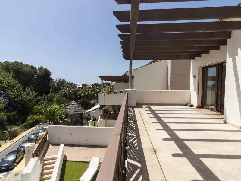 House with private pool in a fully enclosed urbanization with only 5 houses, in the center of Marbella.