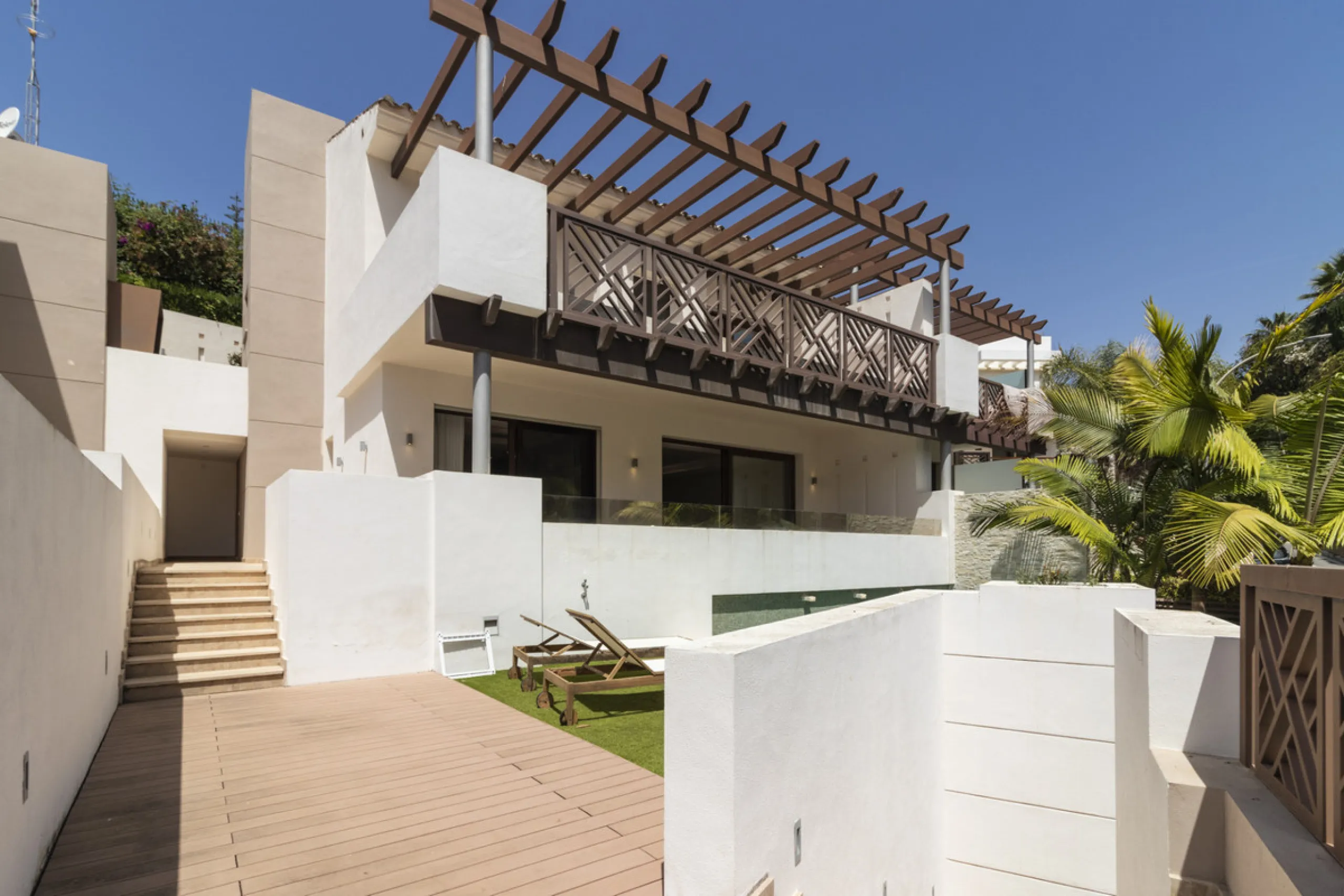 House with private pool in a fully enclosed urbanization with only 5 houses, in the center of Marbella.