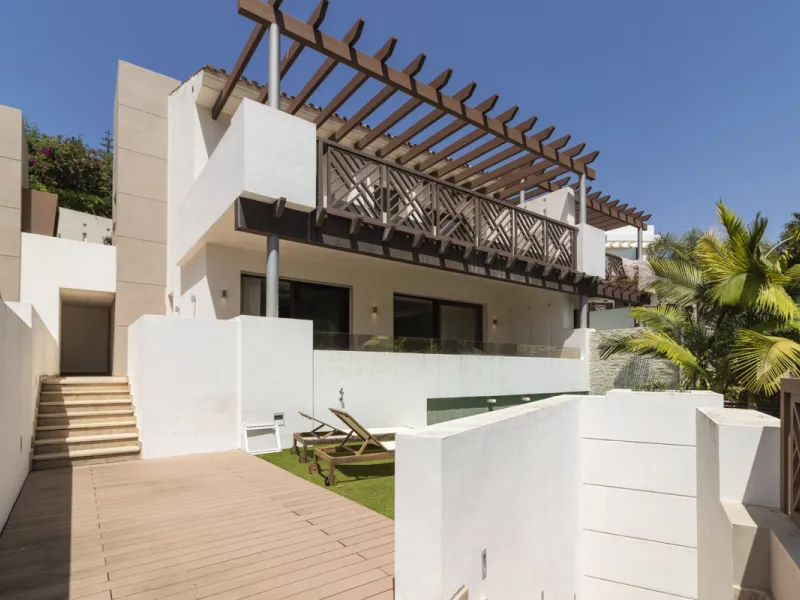 House with private pool in a fully enclosed urbanization with only 5 houses, in the center of Marbella.