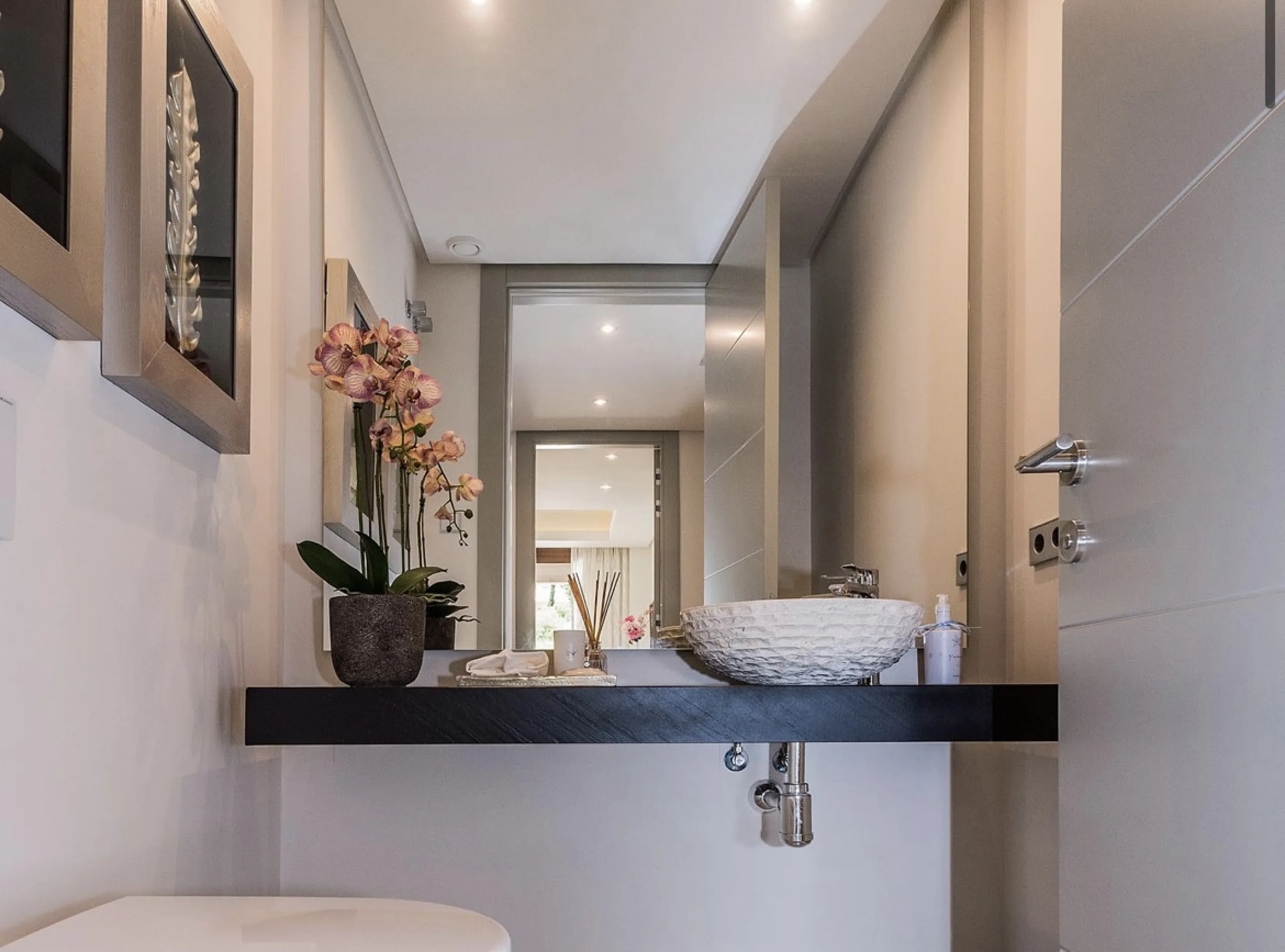 House with private pool in a fully enclosed urbanization with only 5 houses, in the center of Marbella.