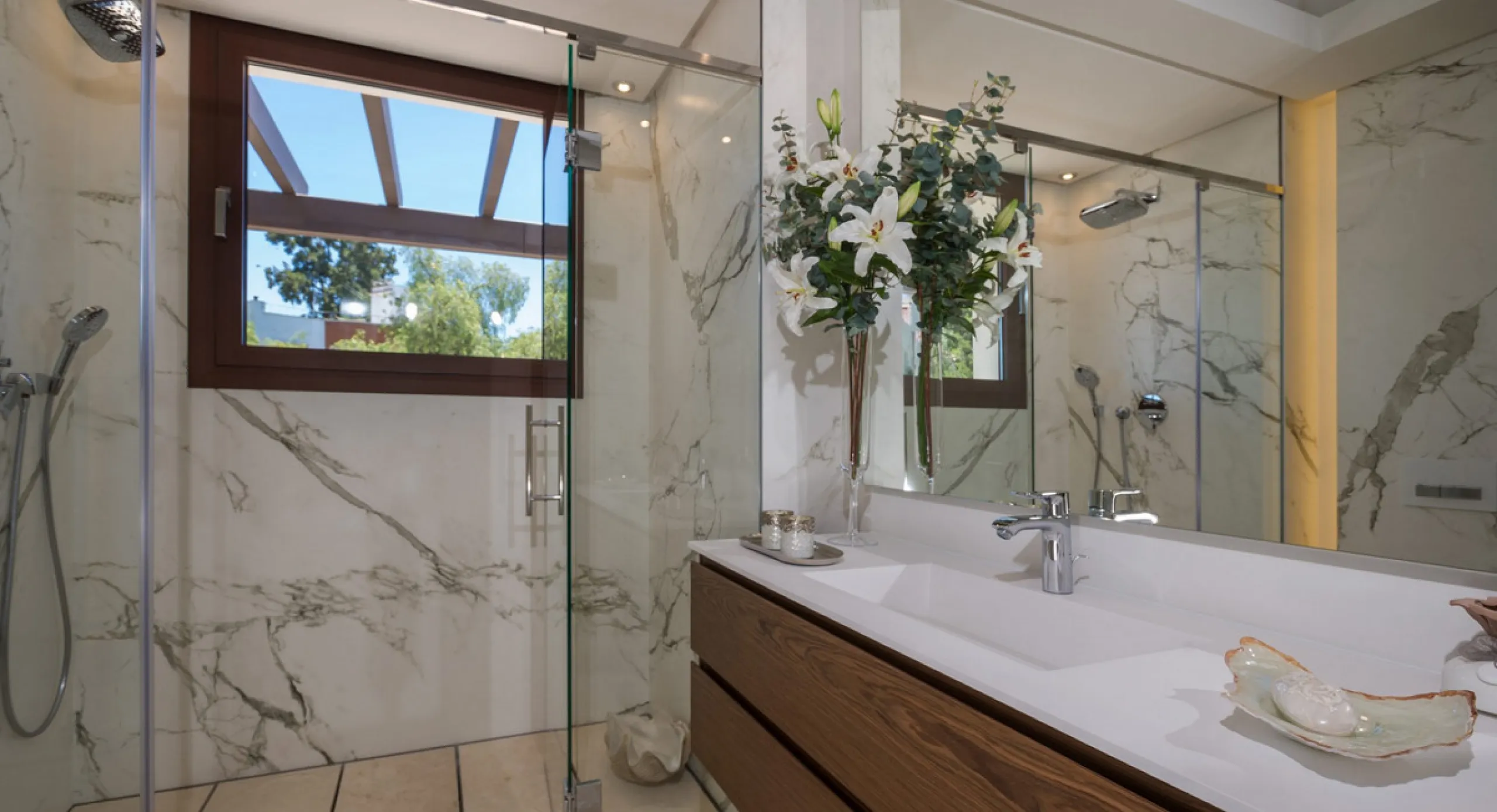 House with private pool in a fully enclosed urbanization with only 5 houses, in the center of Marbella.