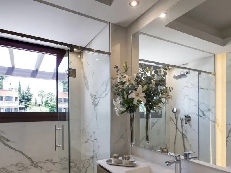 House with private pool in a fully enclosed urbanization with only 5 houses, in the center of Marbella.