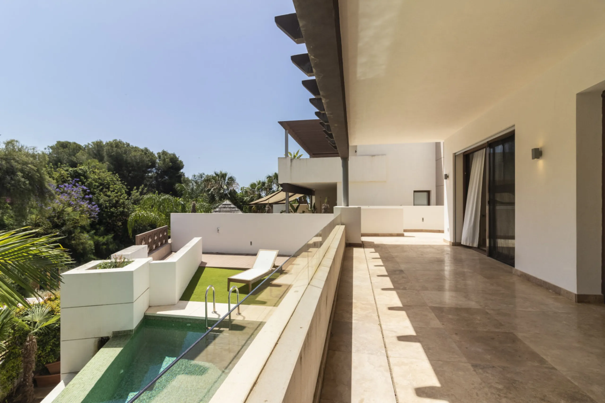 House with private pool in a fully enclosed urbanization with only 5 houses, in the center of Marbella.