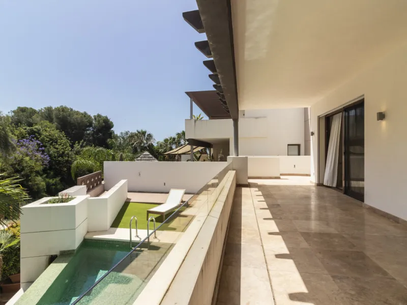 House with private pool in a fully enclosed urbanization with only 5 houses, in the center of Marbella.