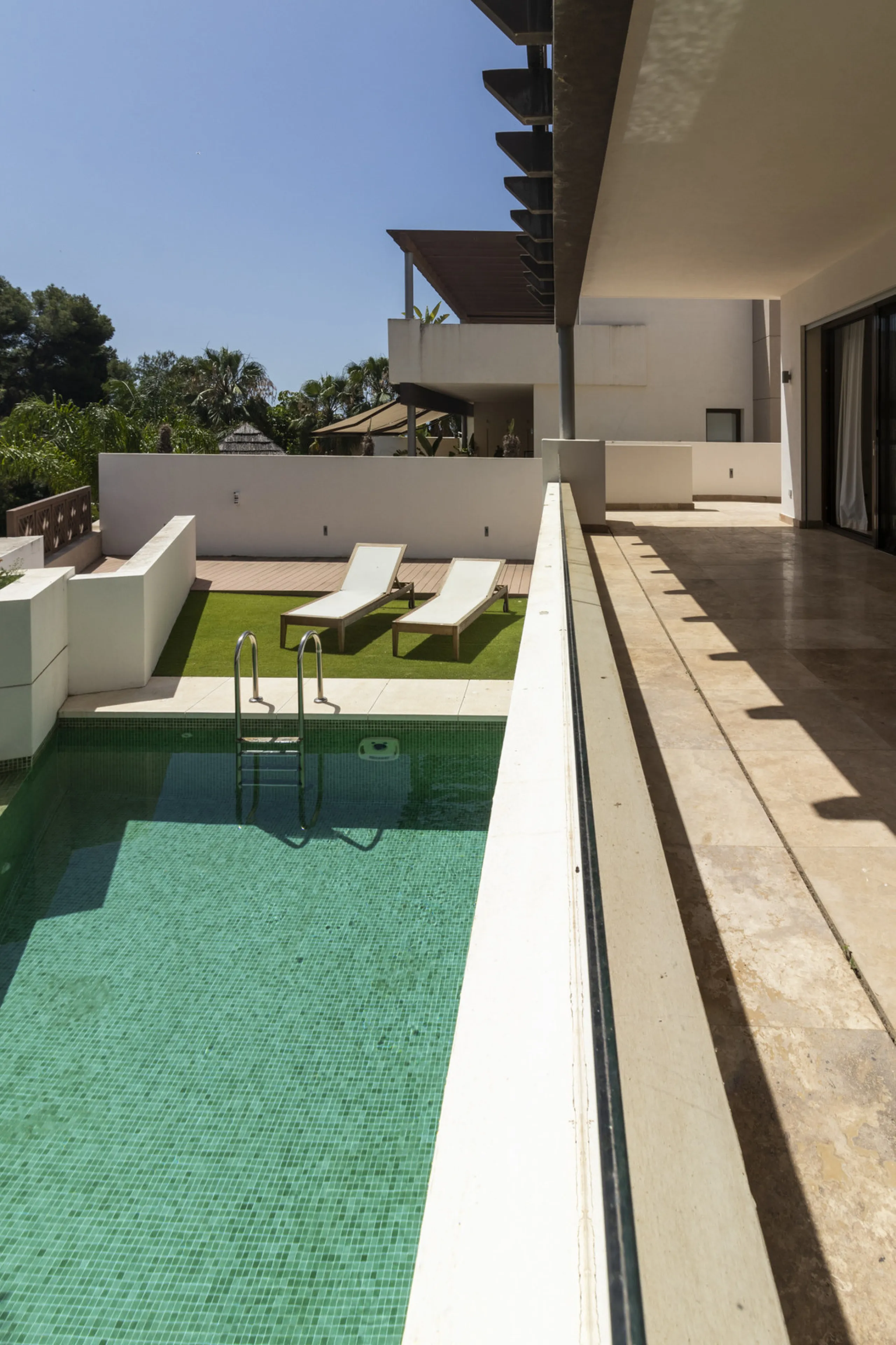 House with private pool in a fully enclosed urbanization with only 5 houses, in the center of Marbella.