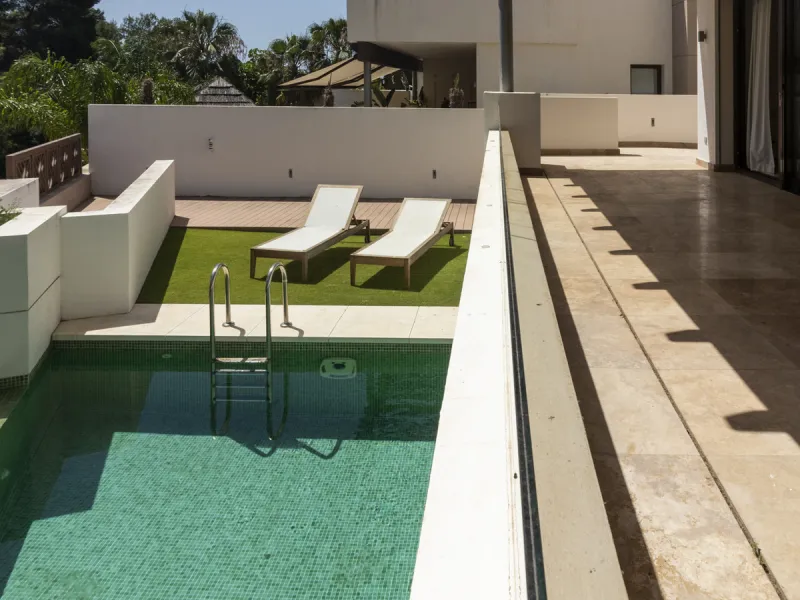 House with private pool in a fully enclosed urbanization with only 5 houses, in the center of Marbella.