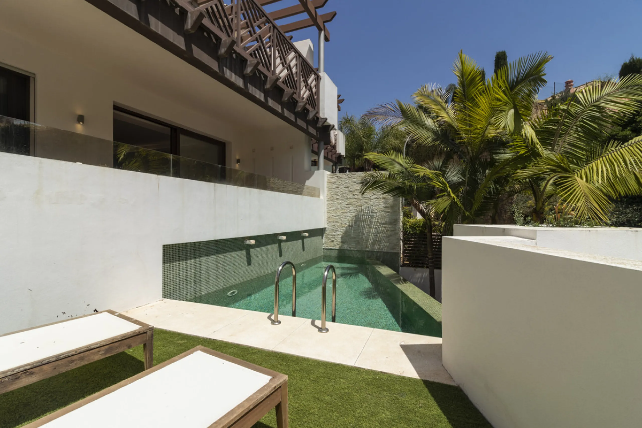 House with private pool in a fully enclosed urbanization with only 5 houses, in the center of Marbella.
