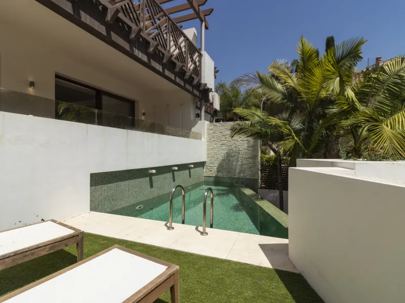 House with private pool in a fully enclosed urbanization with only 5 houses, in the center of Marbella.