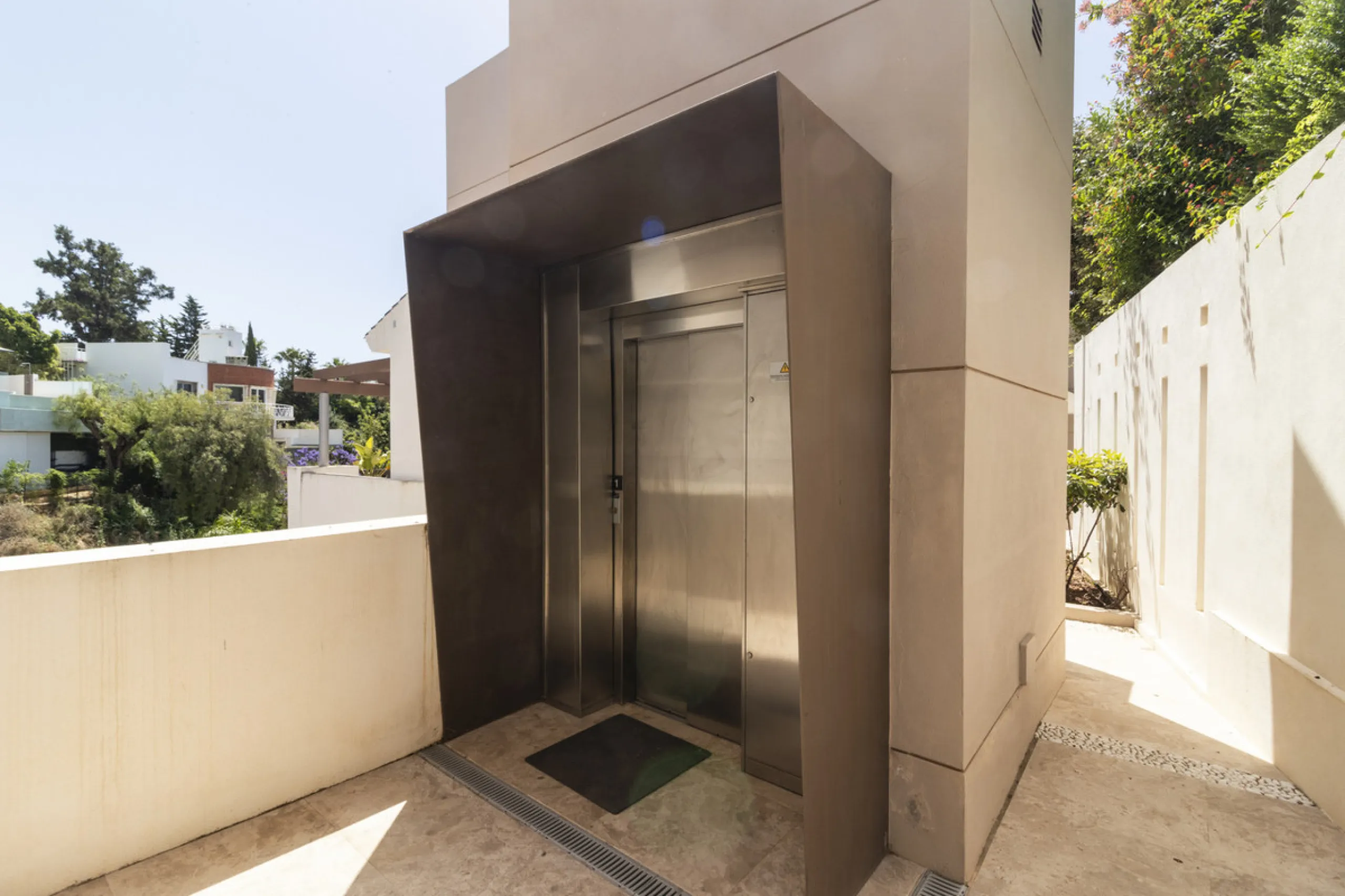 House with private pool in a fully enclosed urbanization with only 5 houses, in the center of Marbella.