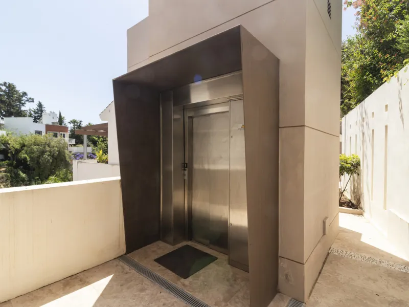House with private pool in a fully enclosed urbanization with only 5 houses, in the center of Marbella.
