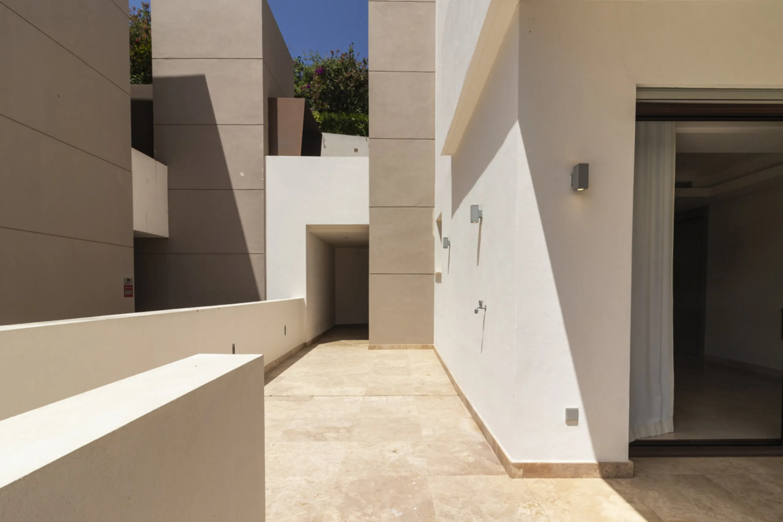 House with private pool in a fully enclosed urbanization with only 5 houses, in the center of Marbella.
