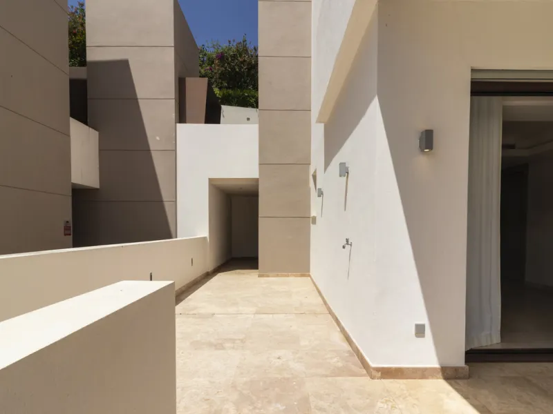 House with private pool in a fully enclosed urbanization with only 5 houses, in the center of Marbella.